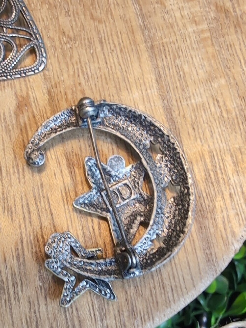 DD Moon & Star and Filigree Brooch Set - Picture 5 of 11